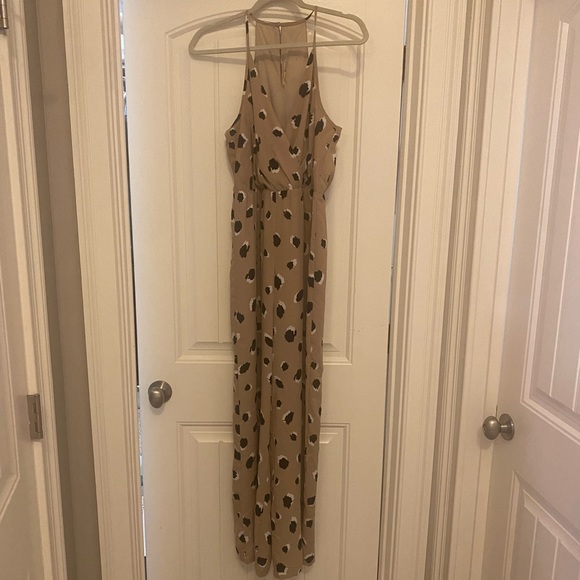 Printed Jumpsuit - beige, black, and white. Brand: Entro Size: Medium - Picture 2 of 4